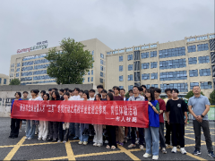 “三百”步履促就业 进企探岗帮留余